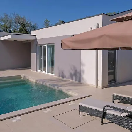 Lovely In With Private Swimming Pool, Be Inside Or Outside *